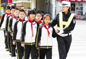 女交警校门口护送孩子过马路