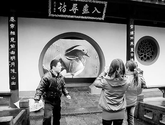 平湖秋月放映西湖纪录片