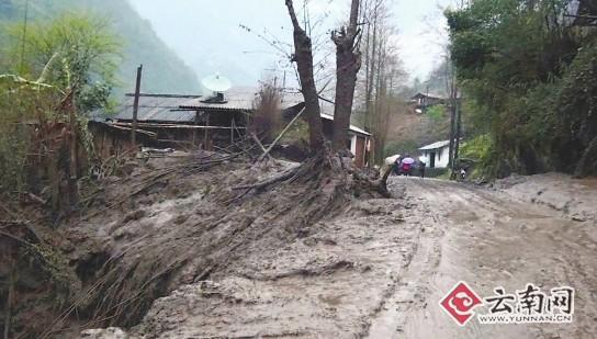 怒江福贡强降雨引发泥石流出入贡山唯一公路中断仍在抢修