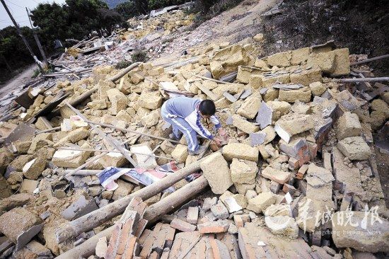 中午放学回来，自己家的房子变成一片废墟，孩子在废墟里寻找没来得及搬出来的东西