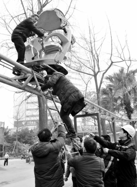 “太空漫步”扯拐游客被困空中