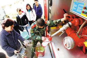 小区停水4天消防送水上门