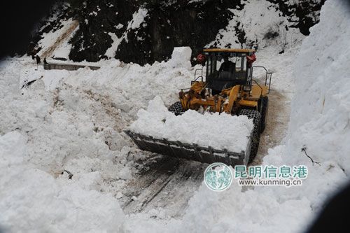 铲雪车在清理214国道上的积雪