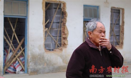 3月16日，一位老职工在清远华侨农场医院旧址旁追忆这里曾经的热闹景象。