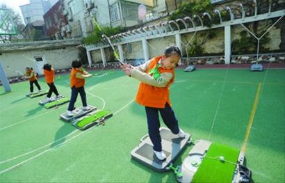 沪上一民办学校推高尔夫课 计划建高尔夫练习