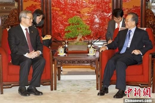 3月29日，中国国务院总理温家宝在北京中南海紫光阁会见韩国外交通商部长官金星焕。中新社发 盛佳鹏 摄  