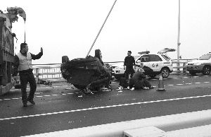 苏通大桥上两轿车相撞多人受伤