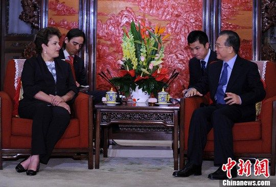  4月13日，中国国务院总理温家宝在北京中南海会见了巴西总统迪尔玛·罗塞夫。中新社发 廖攀 摄