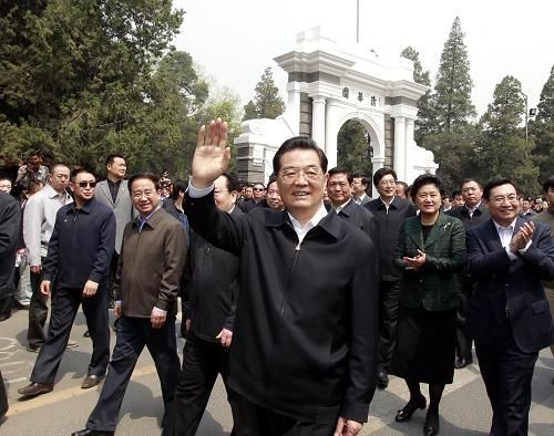 ��ף�廪��ѧ��У100��������к����εȳ�ϯ