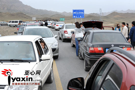 工人堵路 新疆天山野生动物园五一假期首日“迎客难”