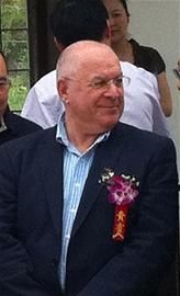 法国双料主席戴林 用汉字潇洒地签名