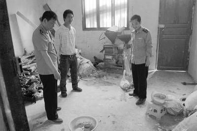 5月12日下午，凤冈县工商局的工作人员回访“灌食鸡”作坊。本报记者 白皓 摄