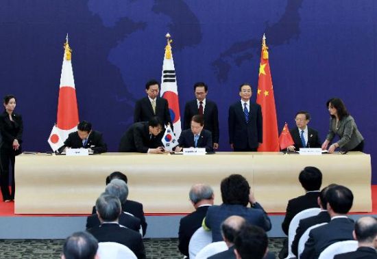 5月30日，第三次中日韩领导人会议第二阶段会议在韩国济州岛举行。这是会后三国领导人出席《中日韩三国合作秘书处备忘录》签字仪式。新华社记者 庞兴雷 摄