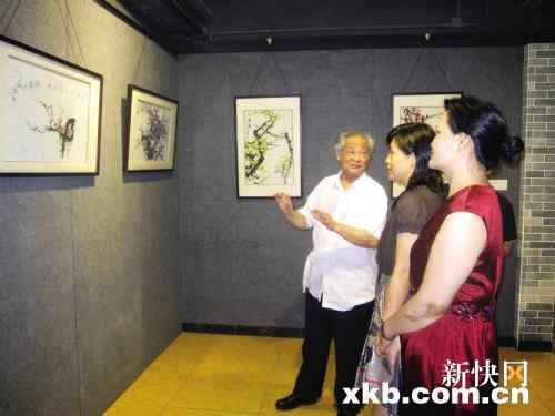 画家谢墨给观众讲解画作.