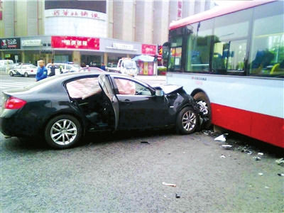 英菲尼迪轿车撞了菲亚特轿车后，又撞上639路公交车。 本报记者 张沫 摄