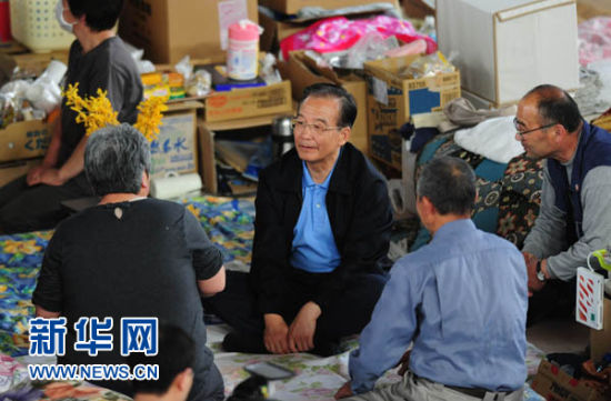 5月21日，中国国务院总理温家宝在日本福岛吾妻综合运动公园体育馆避难所慰问灾民。 新华社记者 季春鹏 摄