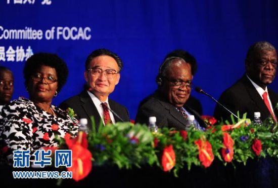 5月21日，正在纳米比亚进行正式友好访问的中国全国人大常委会委员长吴邦国在温得和克出席中非青年领导人论坛。纳米比亚总统波汉巴、纳米比亚国民议会议长古里拉布等一同出席开幕式。新华社记者赵颖全摄 