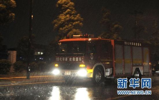 5月20日，救援车从富士康集团鸿富锦成都公司抛光车间爆炸事故现场驶过。新华社记者李桥桥摄 