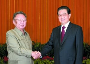 5月25日，胡锦涛在人民大会堂同朝鲜劳动党总书记、国防委员会委员长金正日举行会谈。新华社记者 李学仁 摄 