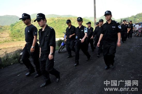 救援人员进入事故矿井进行救援。