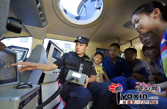 新疆乌鲁木齐市特警支队举行"警营开放日"