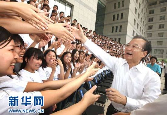 图为温家宝在毕业典礼前与毕业生在一起。 新华社记者 姚大伟摄