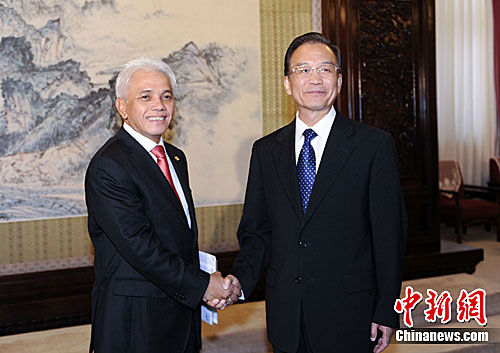 6月22日，国务院总理温家宝在北京中南海会见了印度尼西亚总统特使、经济统筹部长哈达。中新社发 廖攀 摄  