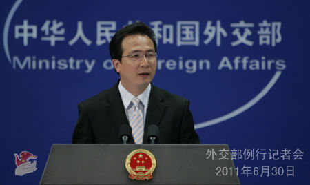 2011年6月30日，外交部发言人洪磊主持例行记者会。 
