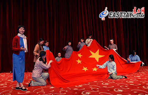 图片说明:上影集团工会表演的女声表演唱《绣红旗》