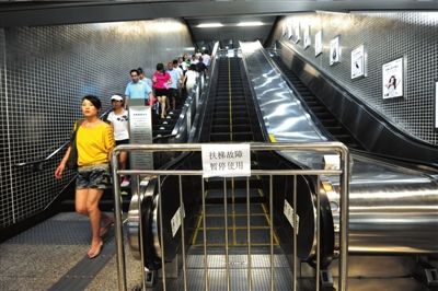 动物园站D口上行扶梯停用，尽管下行扶梯正常，也少有乘客使用。本报记者杨天啸摄