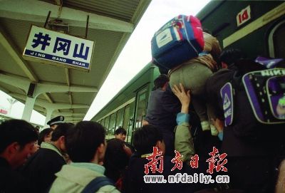 ũ�񹤳�ӿ���ô��˳�Ϊ�����Ϲ�ģ��������Ǩ����ͼΪ�Ӿ���ɽվ�ϳ����µ�ũ�񹤡������� ��