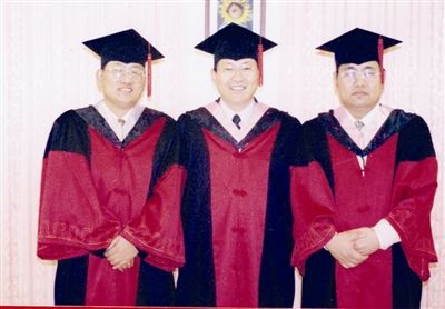 三弟董玉庭博士(右)现任黑龙江大学研究生院院