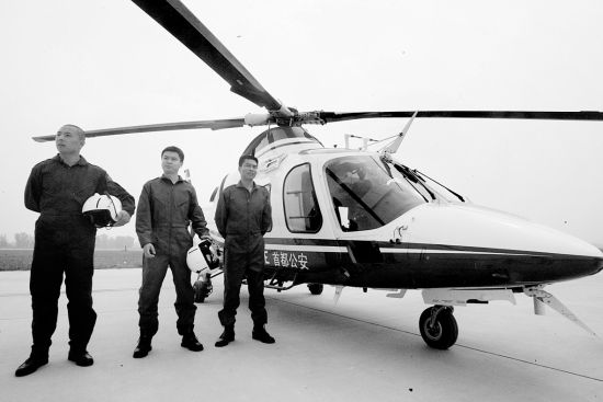 上午，警用直升机亮相并进行了飞行表演 摄/记者曹博远