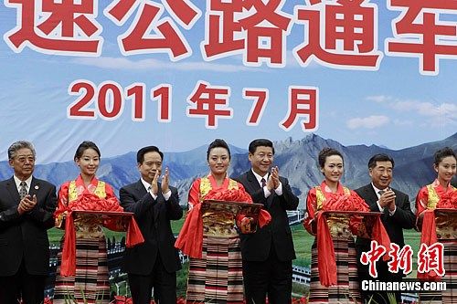7月17日，拉萨机场高速公路举行通车典礼。当日，以中共中央政治局常委、国家副主席、中央军委副主席习近平为团长的中央代表团在飞抵拉萨后出席通车典礼。中新社发 盛佳鹏 摄 