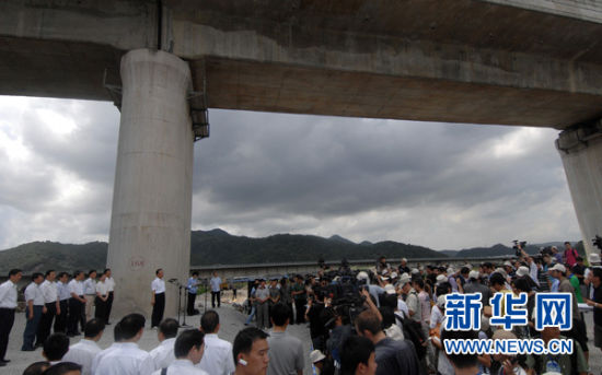 7月28日，中国国务院总理温家宝在温州察看“7·23”甬温线特别重大铁路交通事故现场，悼念遇难者，看望受伤人员，对伤亡人员家属表示深切慰问，并回答中外媒体记者的提问。新华社记者 黄宗治 摄 