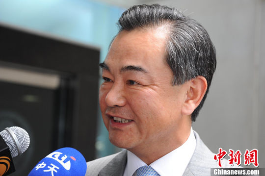 7月27日中午，中共中央台办、国务院台办主任王毅在华盛顿与美国主管东亚和太平洋地区事务的助理国务卿坎贝尔进行了约一小时的会谈，双方就包括美国对台军售在内的一些重要问题进行了深入沟通。图为王毅在会见后在美国国务院门口接受媒体采访。中新社发 吴庆才 摄
