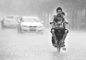 疾风骤雨中,更显少年本色.本报记者 张海强 摄