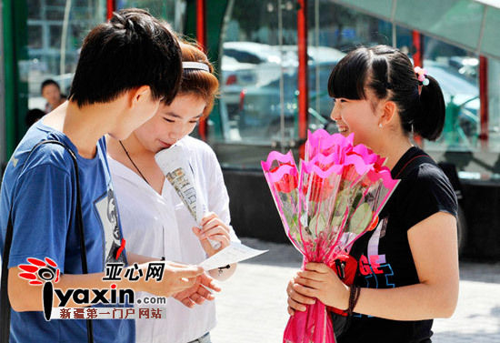 新疆乌鲁木齐市近40名网民七夕节义卖玫瑰花