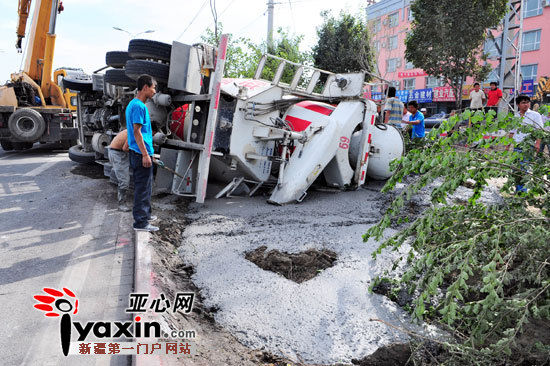 新疆乌鲁木齐市一大货车与搅拌车相撞绿化带被“浇”混凝土