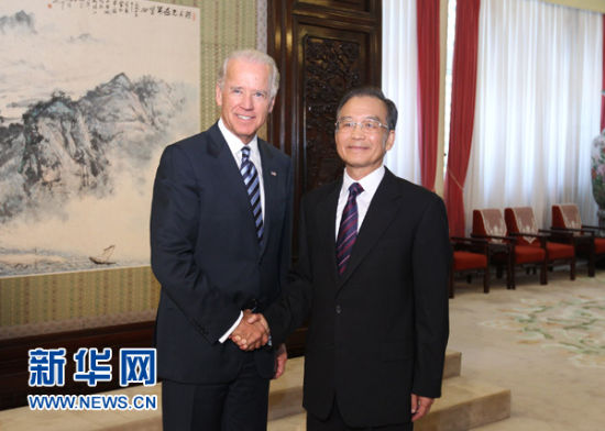 8月19日，中国国务院总理温家宝在北京会见美国副总统拜登。新华社记者丁林摄 