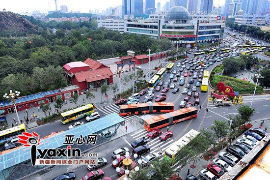 新疆乌鲁木齐BRT沿线部分路段拥堵 驾驶员可