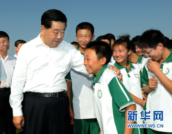 8月29日至30日，中共中央政治局常委、全国政协主席贾庆林在内蒙古鄂尔多斯调研。这是8月29日，贾庆林在亿利东方学校亲切看望正在上体育课的孩子们。新华社记者刘建生摄 