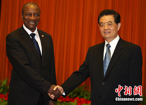 9月16日下午，中国国家主席胡锦涛在北京人民大会堂会见几内亚总统阿尔法-孔戴。中新社发 任晨鸣 摄