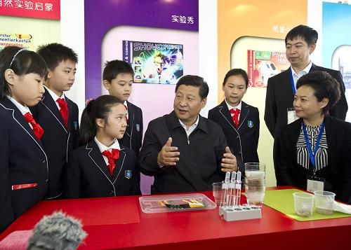9月18日，中共中央政治局常委、中央书记处书记、国家副主席习近平来到北京奥林匹克公园和朝阳区茉藜园社区，同首都群众一起参加全国科普日北京主场活动。这是习近平来到北京奥林匹克公园中心区广场，参加在这里举办的首届“北京科学嘉年华”活动。新华社记者 李学仁 摄