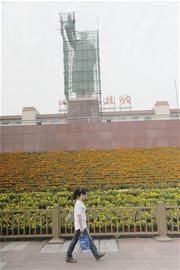 天府广场毛主席塑像进行表面清洁