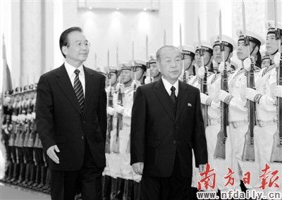 26日，温家宝在人民大会堂北大厅举行仪式欢迎崔永林访华。 新华社发