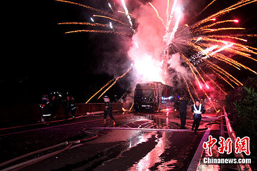 沪渝高速湖北段50余吨烟花爆竹车爆炸司机逃逸