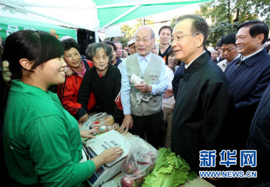 10月1日一大早，中共中央政治局常委、国务院总理温家宝来到北航社区，了解周末蔬菜直销市场情况，并向居民们致以节日问候。新华社记者姚大伟摄