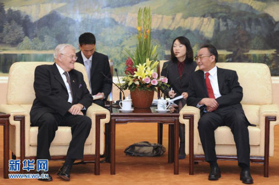 10月10日，中国全国人大常委会委员长吴邦国在北京人民大会堂会见加拿大参议长金塞拉。 新华社记者 马占成 摄