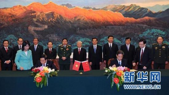10月11日，胡锦涛和阮富仲共同出席有关双边合作文件的签字仪式。新华社记者 张铎 摄